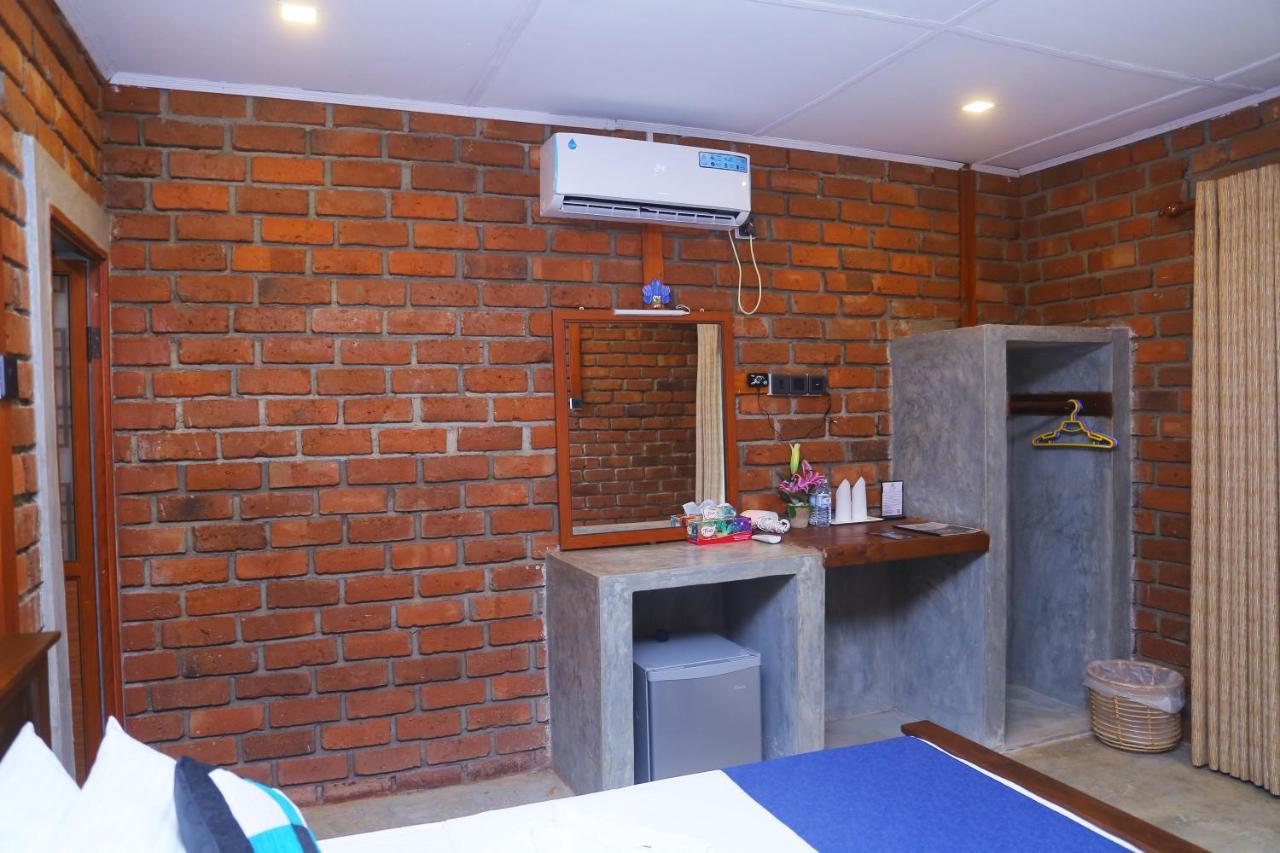 Click Hiriketiya Hotel Dickwella Exterior photo
