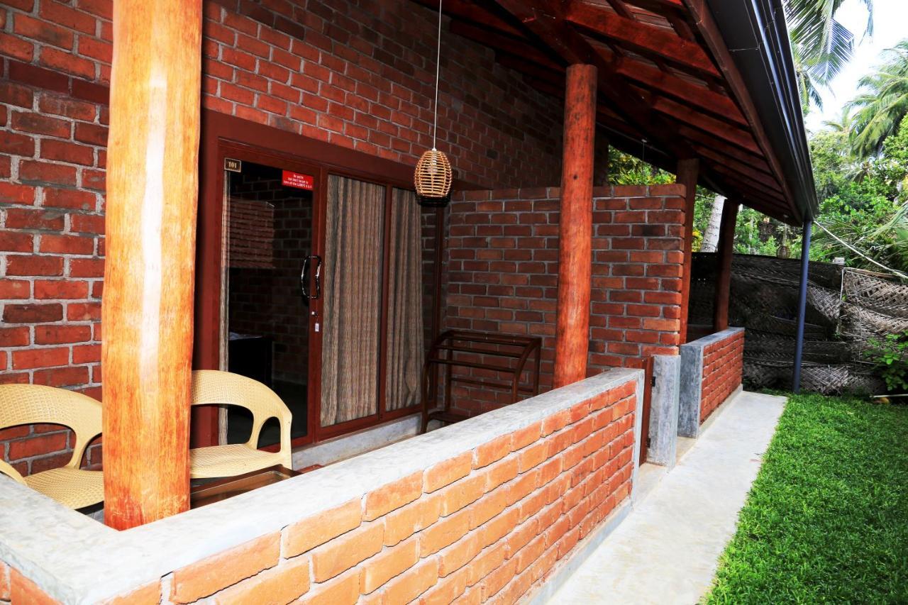 Click Hiriketiya Hotel Dickwella Exterior photo