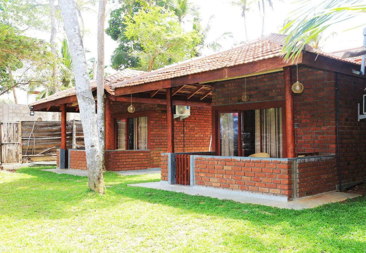 Click Hiriketiya Hotel Dickwella Exterior photo
